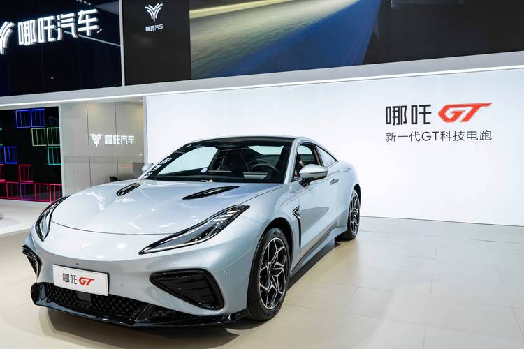 佛山165哪吒汽车在智能汽车领域的表现，领途汽车在新能源汽车市场中的影响力